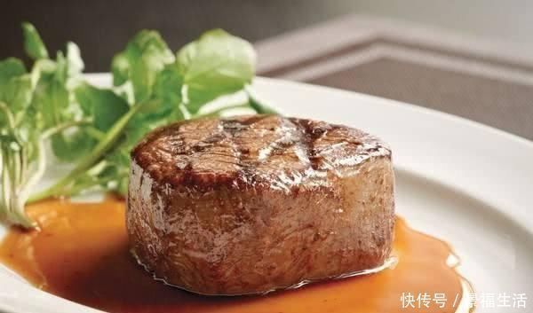 同样一块牛排,西方厨师尝一口试味道,为何看不出有吃过的痕迹