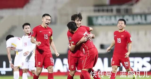 于大宝|3-2绝杀越南追平日本，国足赢球靠运气，李铁赛后说实话球迷怒了！