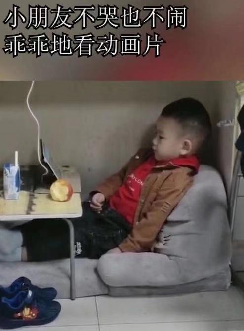 孩子|“最强宝妈”火了,孩子工作两不误,网友:太心酸