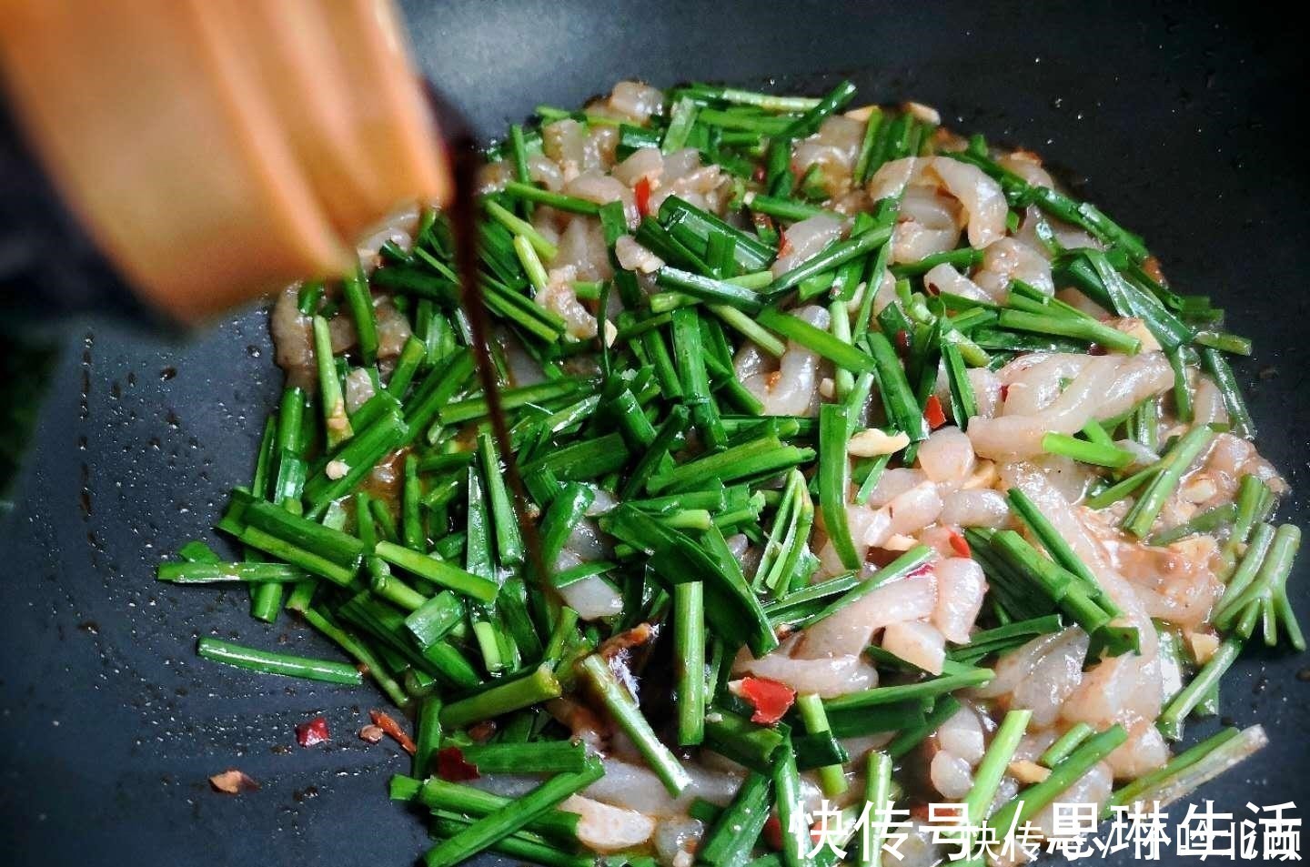 孩子|韭菜和它是天生一对，简单一炒，鲜美可口又滑爽，上桌孩子盯着抢
