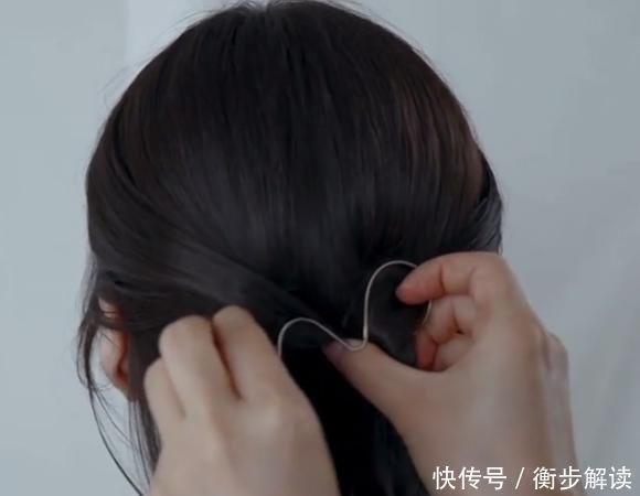 发型 女孩编完一款韩式简约发型后,给人感觉格外优雅,网友:走两步就散了