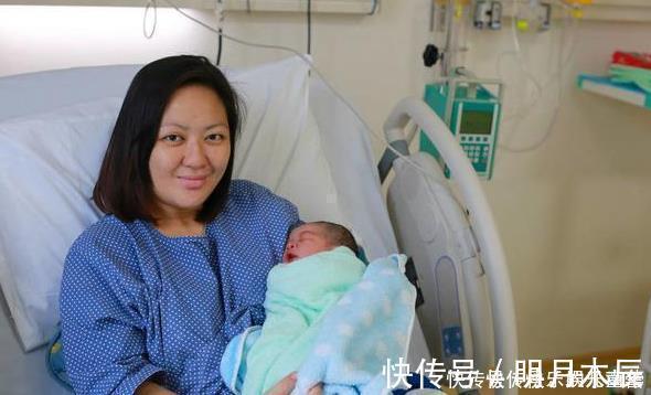 天生|“天生熊孩子”火遍全网,刚出生就“手欠”,美女护士哭笑不得