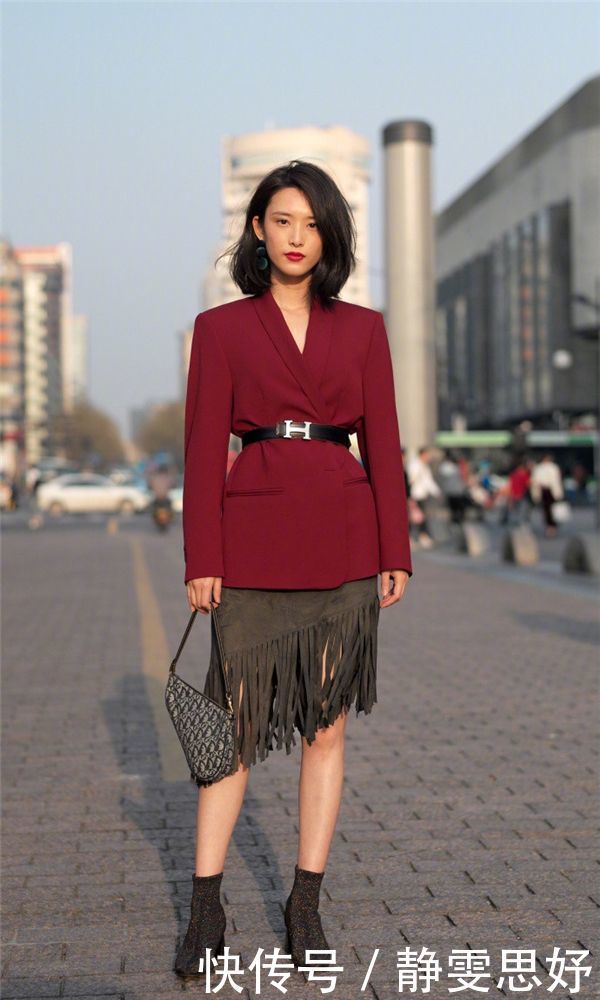 街拍精致干练的穿搭,让小美女气质十足