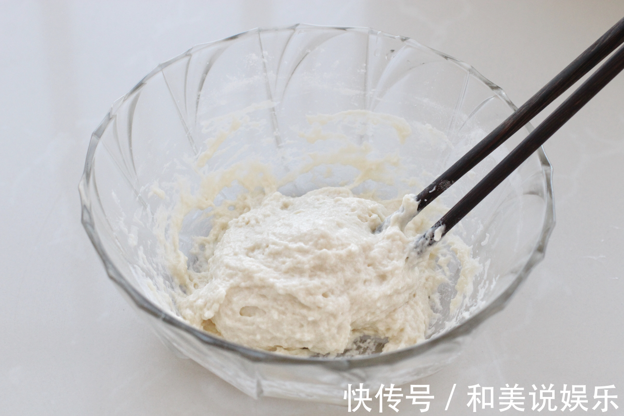 吃腻了甜面包换个口味，加点葱花和肉松，还没出炉就已经香飘满屋