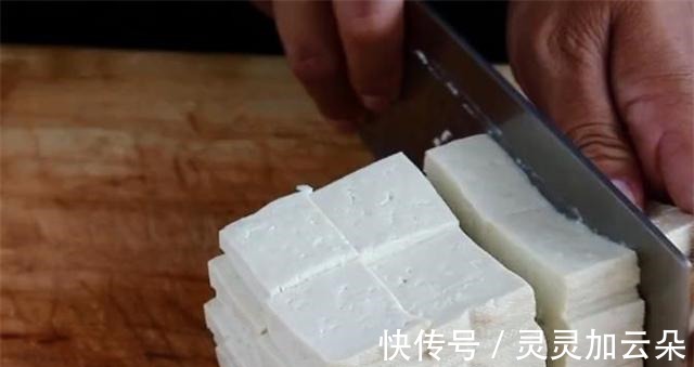 豆腐别再炒着吃，教你新吃法，做法简单快速，开胃又下饭，太香了！