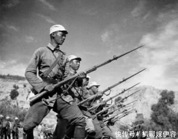 敌人|在拼刺刀时,敌人为何不拿枪直接扫射,反而是配合呢?