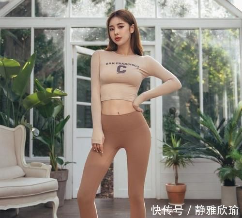时尚穿搭:今日份瑜伽女神,别人八块腹肌她一块