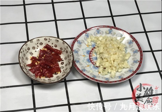 炒丝瓜时，马上下锅就错了，难怪丝瓜发黑没食欲，早懂早受益！