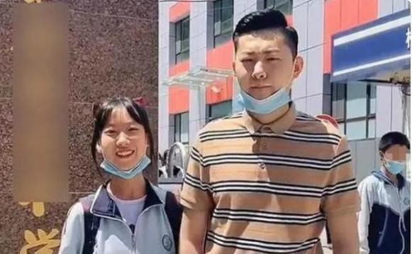 注重保养|“最嫩爸爸”火了,接初中女儿放学被当男友,老师我以为她早恋