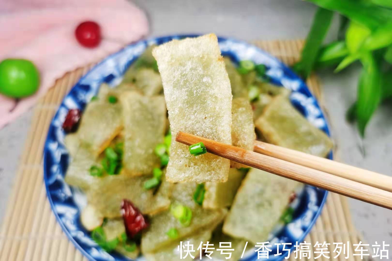 焖子|夏季,我常吃粉渣,买来不熬不蒸,上锅一煎一炒,香而不腻,解馋