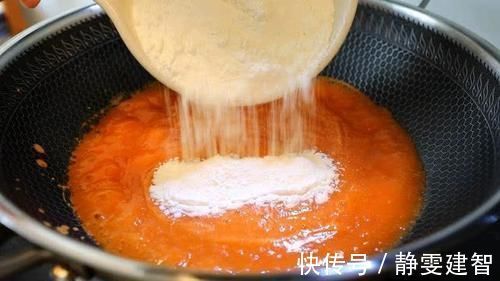 红薯别煮着吃了,加碗面粉烫一烫,不用油炸就酥脆,咬一口还流沙