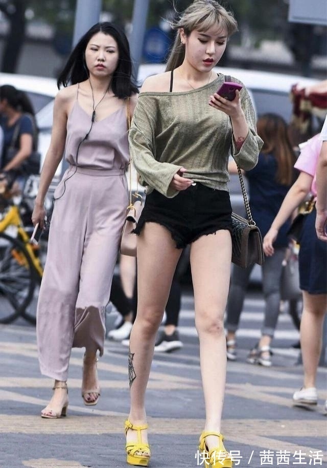 深绿色|时尚穿搭,小姐姐穿深绿色的针织衫,展现出了曲线感