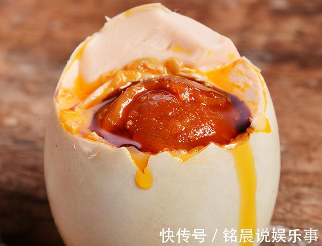 流油|怎样腌咸鸭蛋才好吃？大厨教我懒人做法，30天个个流油还起沙