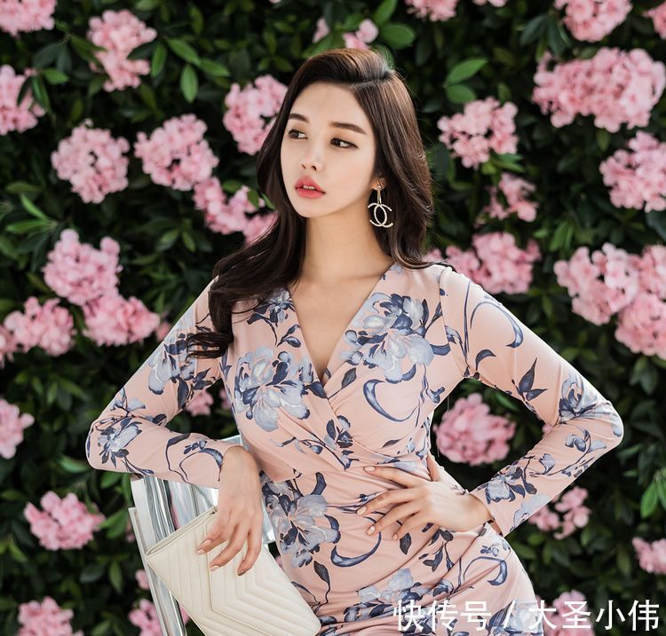 街拍 美女街拍:淡淡的粉色印有吸睛的花朵,凸显优雅的女人味,修饰着身材的美