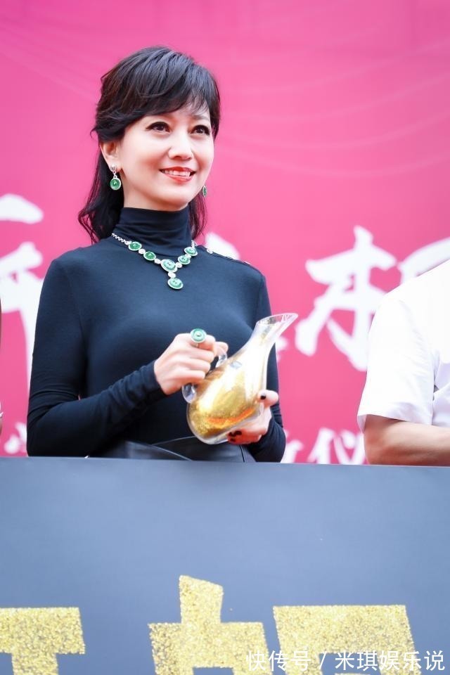 发型 女人过了40岁就别再留“黑长直”,这5款发型,让你从阿姨变少女