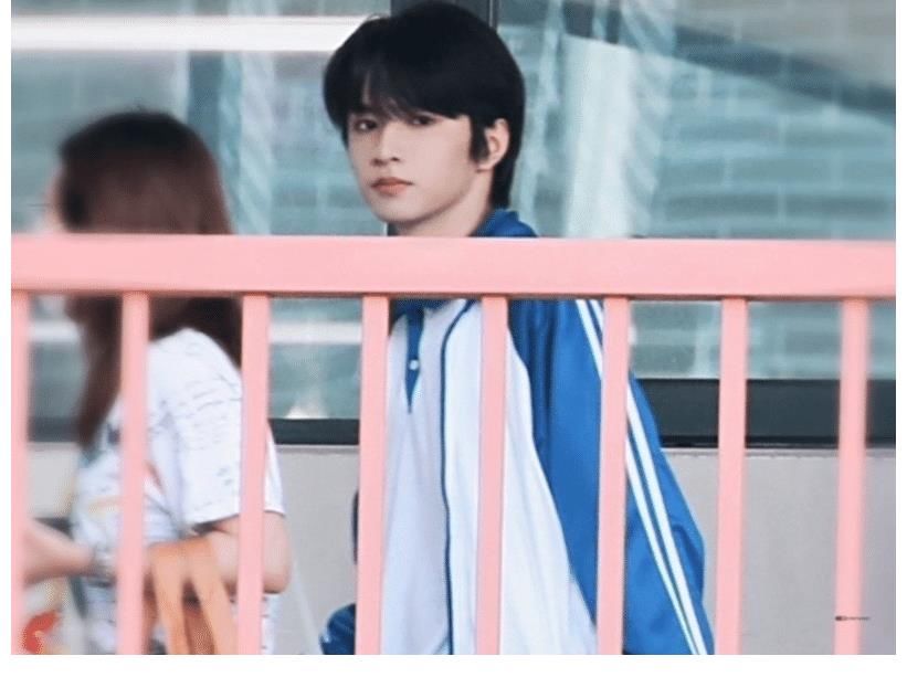 养眼|《萌探》最新路透,以为宋亚轩够养眼,却被穿校服的刘耀文帅迷糊