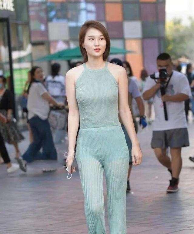 衣服 酷系风格的打底裤来喽,层次感比较强,女神必备!