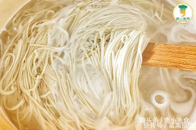 葱油酱汁|10分钟搞定懒人早餐面,葱香浓郁,面滑筋道,一盘轻松吃光