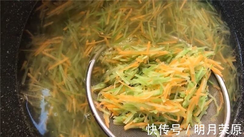 好吃|天气冷了炸萝卜丸子，不要用水调，很多人不知道，难怪不好吃