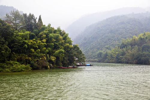 水中有山，山绕水生，水行山中，富春江一幅淡雅的水墨画卷