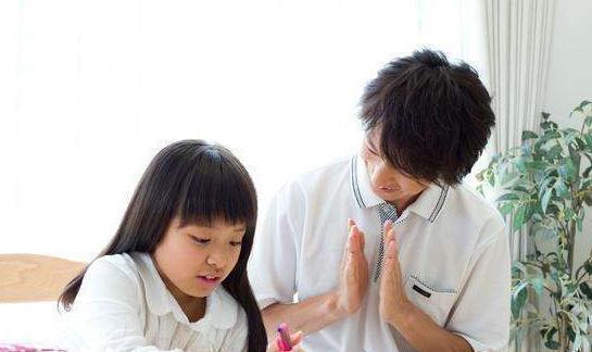 心理|4岁女孩画“奇怪”全家福,老师怀疑心理有问题,妈妈看完却笑了