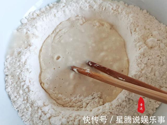 酵母粉|不沾手发面饼外面酥脆，里面柔软，有葱香芝麻香和花椒的清香