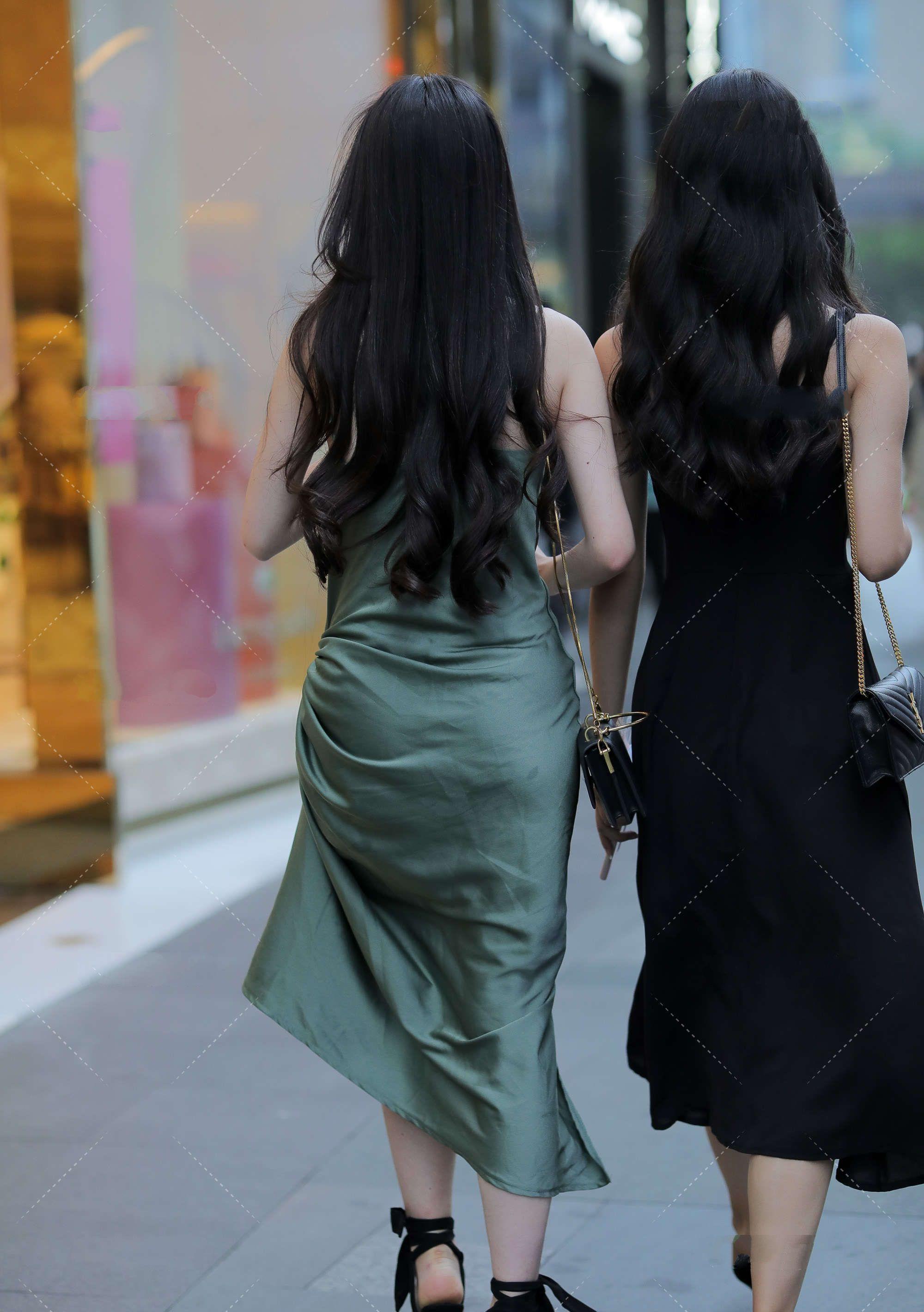 连衣裙穿搭很时尚,一件草绿色长裙,也是优雅又气质