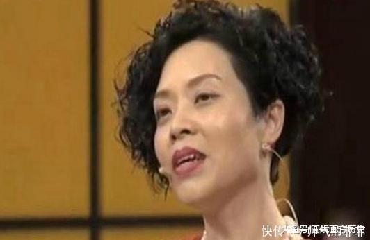 她旅游“败家”买翡翠手镯,专家句句差评,估价却惊动全场观众