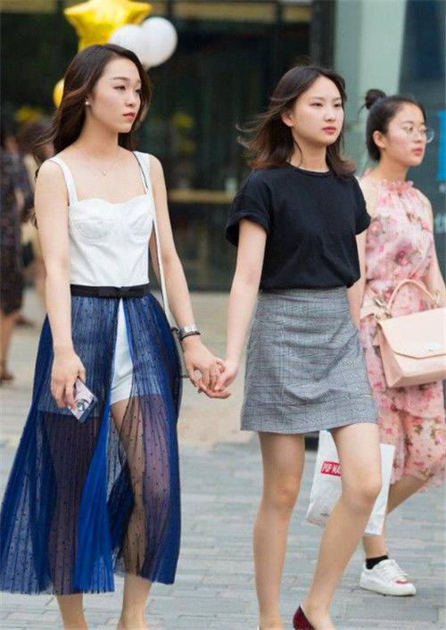 休闲裤|身材娇小的美女,泡泡袖衬衣搭配马甲清新爽利,潇洒又漂亮
