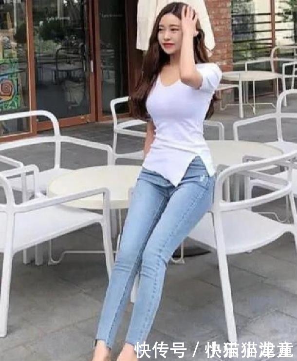 穿搭牛仔裤独特优雅,充满了美丽的曲线,特别迷人