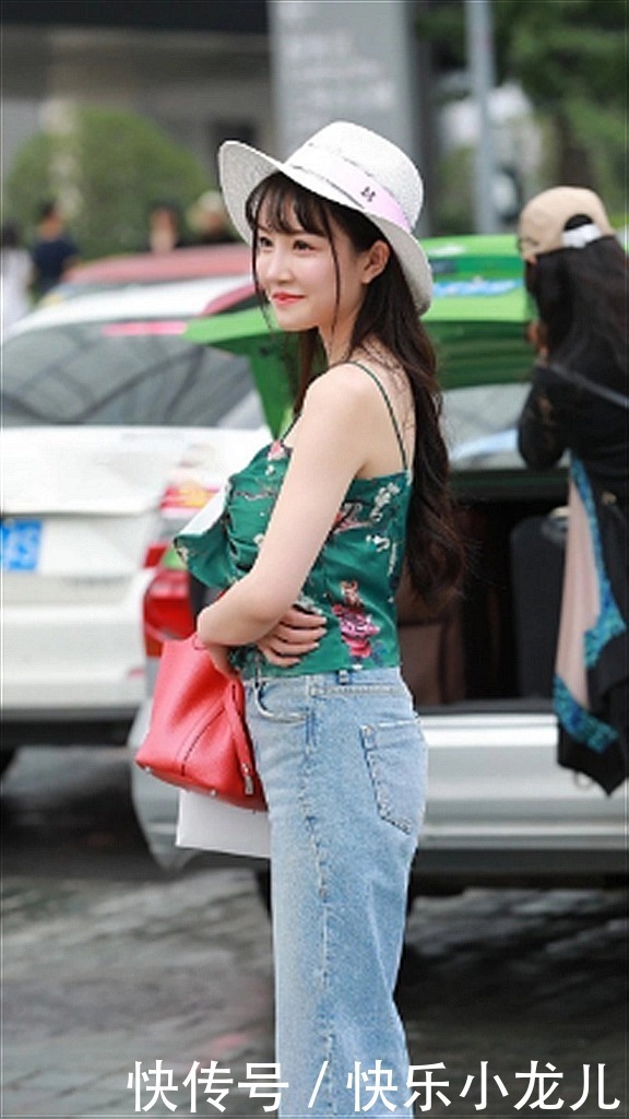 时尚|穿搭祖母绿印花吊带搭配拖地牛仔裤,显白时尚,今年流行