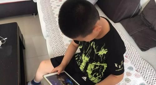 学习习惯|手机对孩子的危害到底有多大育儿专家给出的答案,令人毛骨悚然