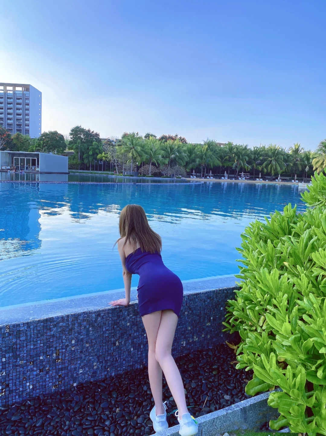 身材微胖的小姐姐，时尚穿搭宝蓝色挂脖紧身裙，显瘦显白更时髦