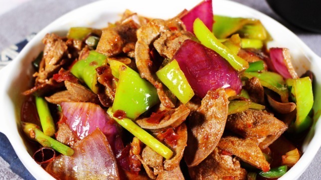 炒猪肝时,最忌直接下锅炒!教你一个小窍门,鲜香嫩滑,好吃下饭