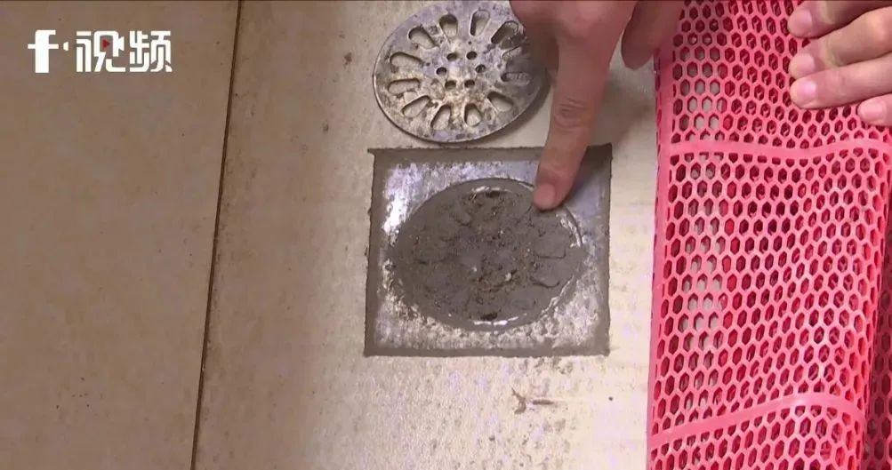 物业|业主前往新家查看装修进度，进家门瞬间懵了：新地板全部泡水报废