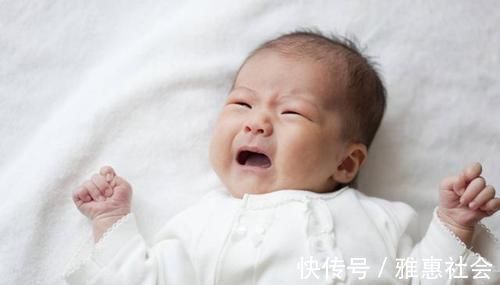 还敢这么抱孩子?当心孩子将来驼背、高低肩,家长可别不当一回事