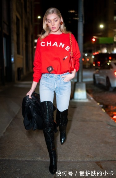 牛仔裤|建议大家:卫衣下面不要老配阔腿裤,今年流行这样穿,时尚显高级