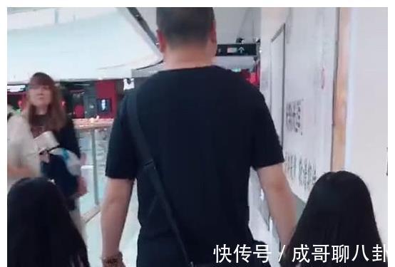 超拉风|“拉仇恨奶爸”带俩小情人逛街火了,那六亲不认的步伐超拉风