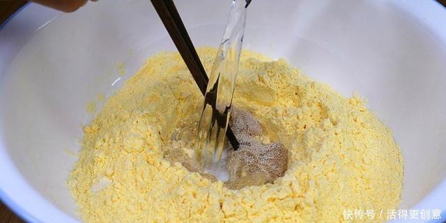 饼子|玉米面不要只做窝窝头了，试试这样做，连挑食的人也能吃2个