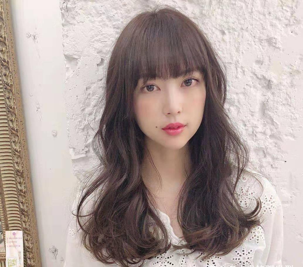 发色|35岁左右女人适合什么发型?三组时尚减龄的日系发型,简单显气质