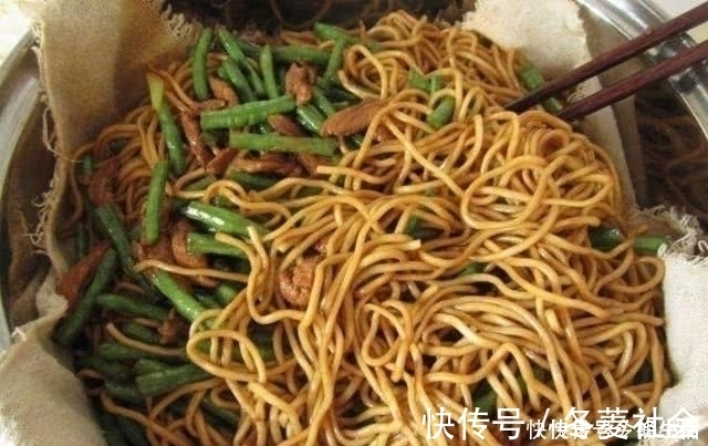 这才是蒸面条的正确方法，教你大厨做法，面条柔软劲道，鲜香入味