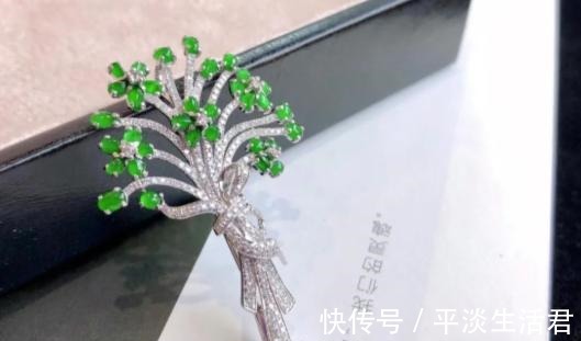 翡翠首饰 秋天的你适合戴什么款式的翡翠又该如何保养它呢!