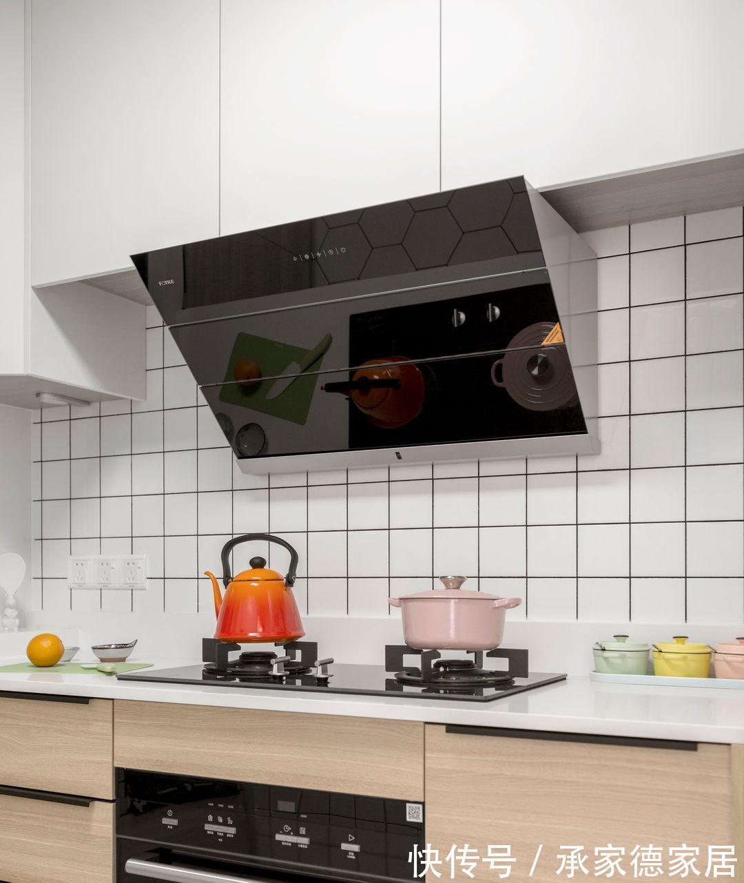 卫生生|用隐形门连接客厅，整合家居空间，让回家变成一件有意义的事