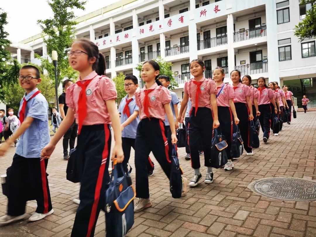 机器人|下地劳作、玩转无人机、与机器人大PK···莲都的学生们在“双减”之下露出了开心的笑容！