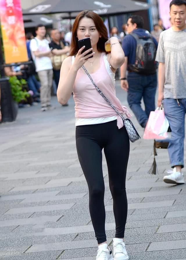 打底裤 灰绿色风衣式连衣裙,帅气中带有几分时尚,还特别的协调