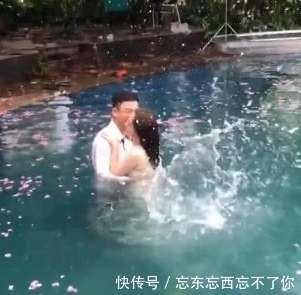 新人游泳池拍婚纱照，大哥竟丢了个西瓜在水里，成片还蛮好看的