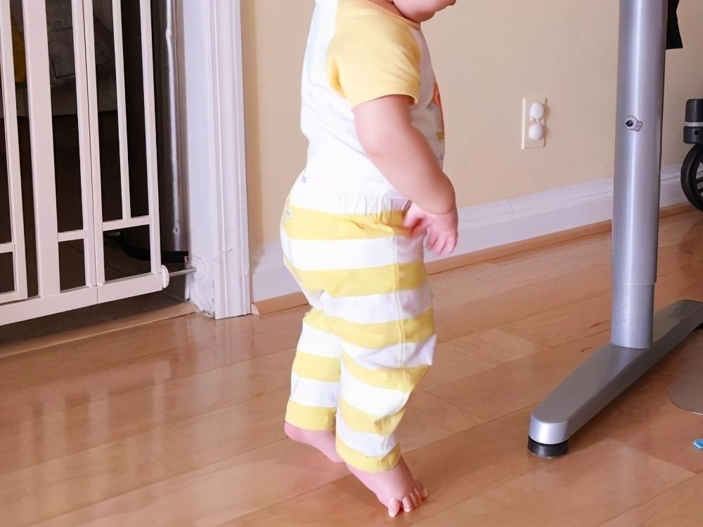 大战|俩儿子“奶粉大战”，无奈老爸开启自闭模式，网友：爸爸太可爱了