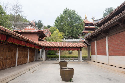 福建泉州也有一座少林寺，由河南少林寺僧人创办，以武术闻名