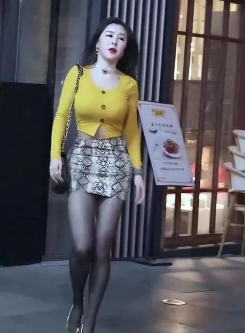 高跟 半身裙搭上银色高跟,穿出都市女郎品质,小姐姐的身材也很性感