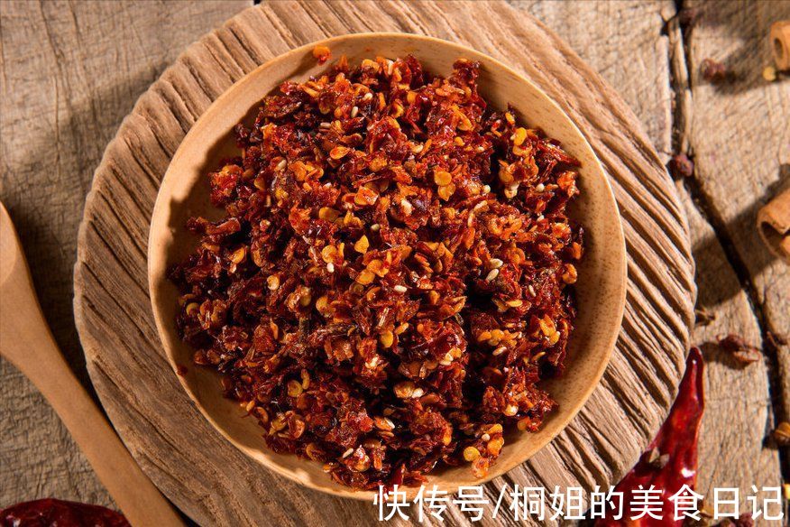 做辣椒油，直接淋热油是错的，大厨教你这样做，又辣又香又入味